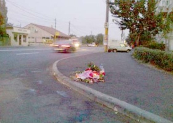 Flori şi lumânări în locul unde a murit Ţacla